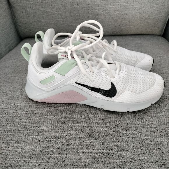 Nike Legend Essential Women's Sneaker Shoe Limited Edition White - Picture 1 of 7